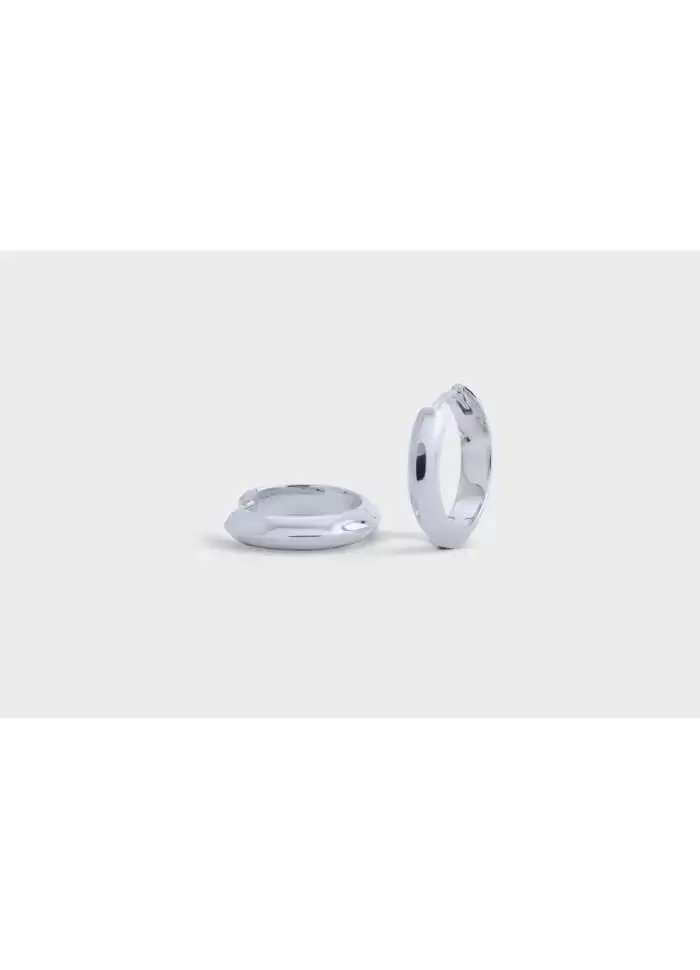 Brede runde øreringe i sølv med et bølget design