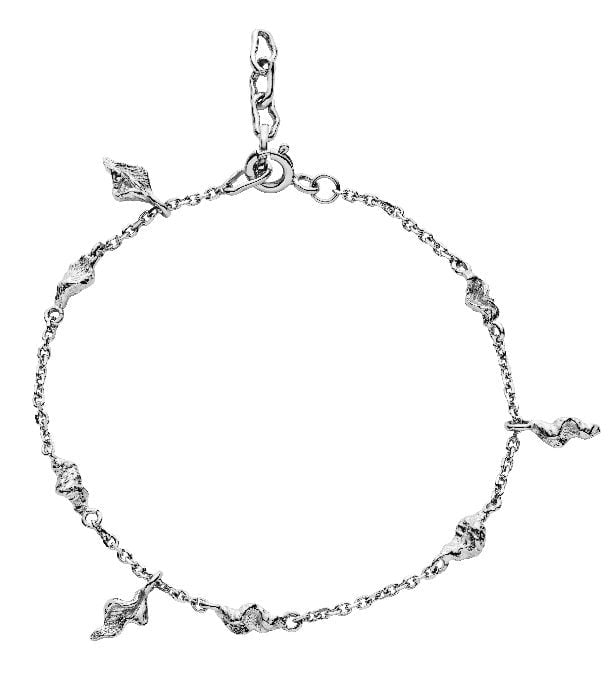 Armbånd i sølv med små vedhæng formet som blade der hænger fra kæden