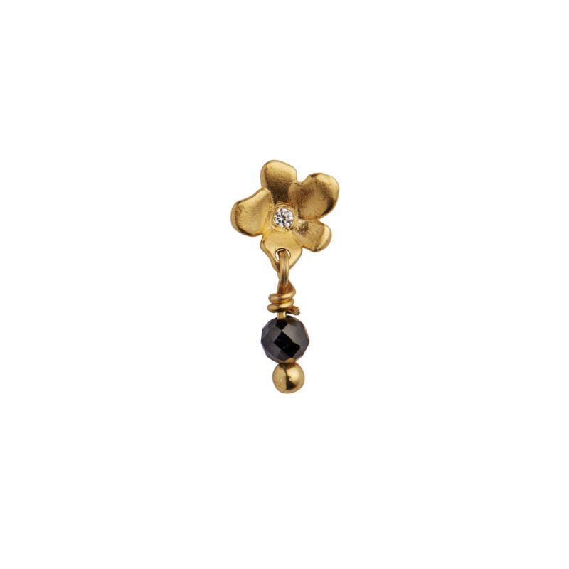 Den sødeste lille blomster ørestik fra Stine A designet med den fineste sorte sten.