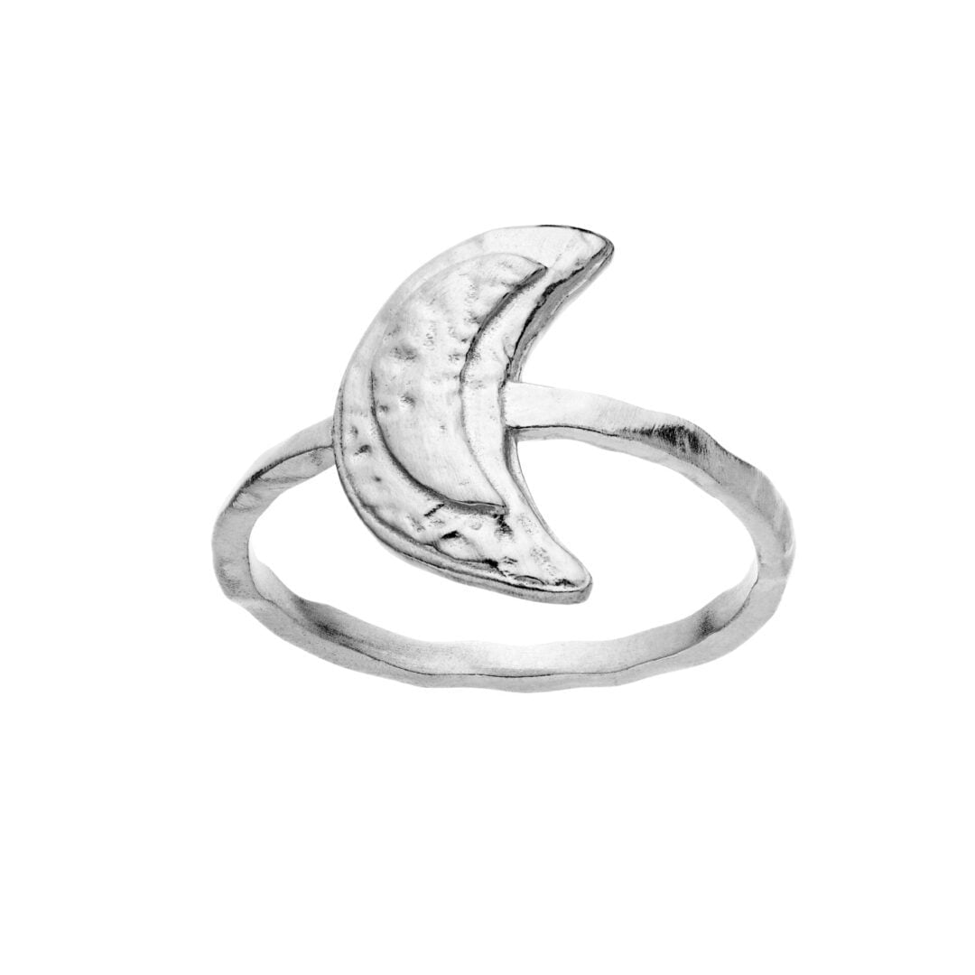 Den fine Jacinta ring, er designet med en fin og enkelt måne oven på ringen.