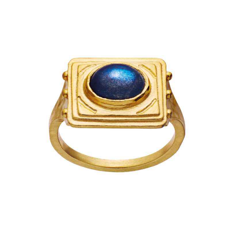 Roxanne ringen fra Maanesten, er en fin signet ring med den smukkeste labradorit i midten.