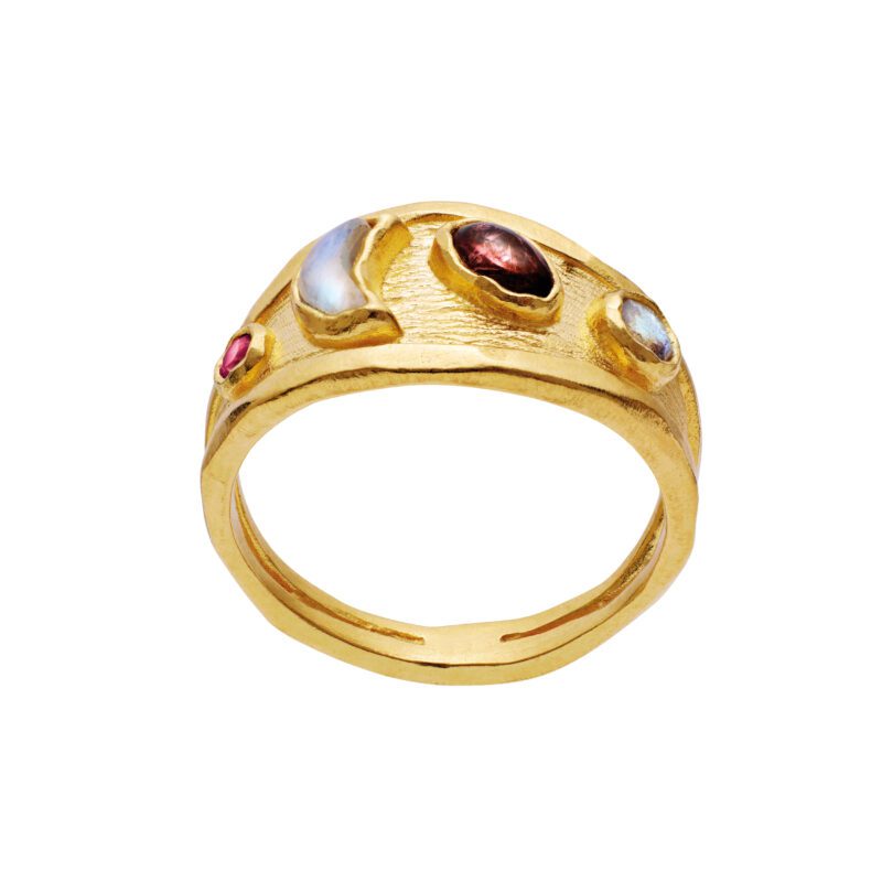 Raaya ringen fra Maanesten er en super smuk ring med forskellige ædelsten og elementer.