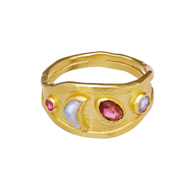 Raaya ringen fra Maanesten er en super smuk ring med forskellige ædelsten og elementer.