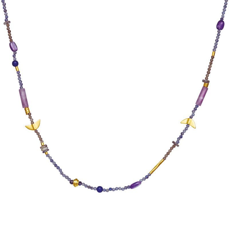 En meget smukt Tita halskæde beriget med den fine lilla farve, som er med til at skabe balance og held.