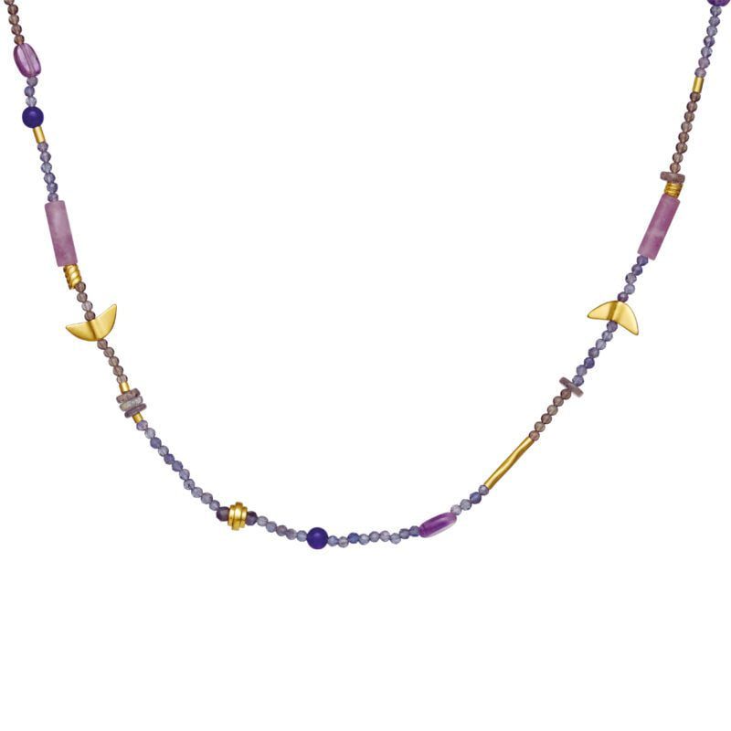En meget smukt Tita halskæde beriget med den fine lilla farve, som er med til at skabe balance og held.