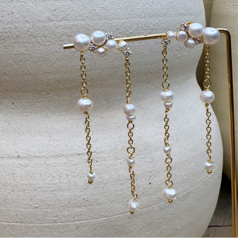 By Rokkjærs Kumulus drops er et par super smukke perleøreringe med dryppende perler og zirkoner.