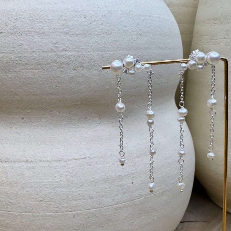 By Rokkjærs Kumulus drops er et par super smukke perleøreringe med dryppende perler og zirkoner.