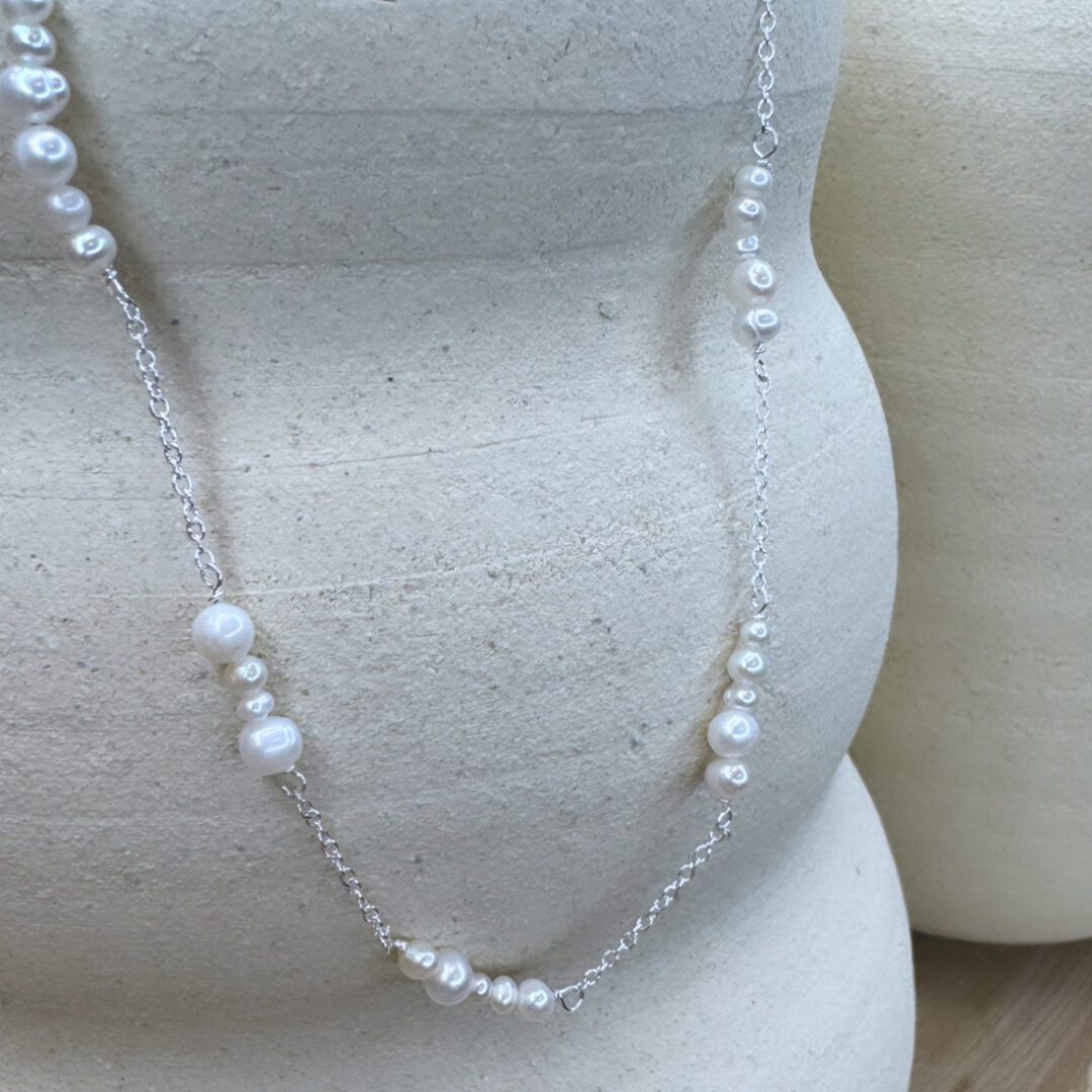 Den smukkeste perlehalskæde fra By Rokkjærs. Designet med forskellige størrelser perler.