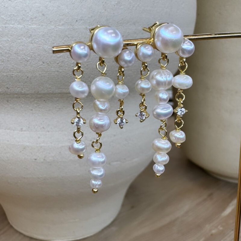 Kumulus mini chandelier fra By Rokkjærs er et par super smukke perle øreringe.