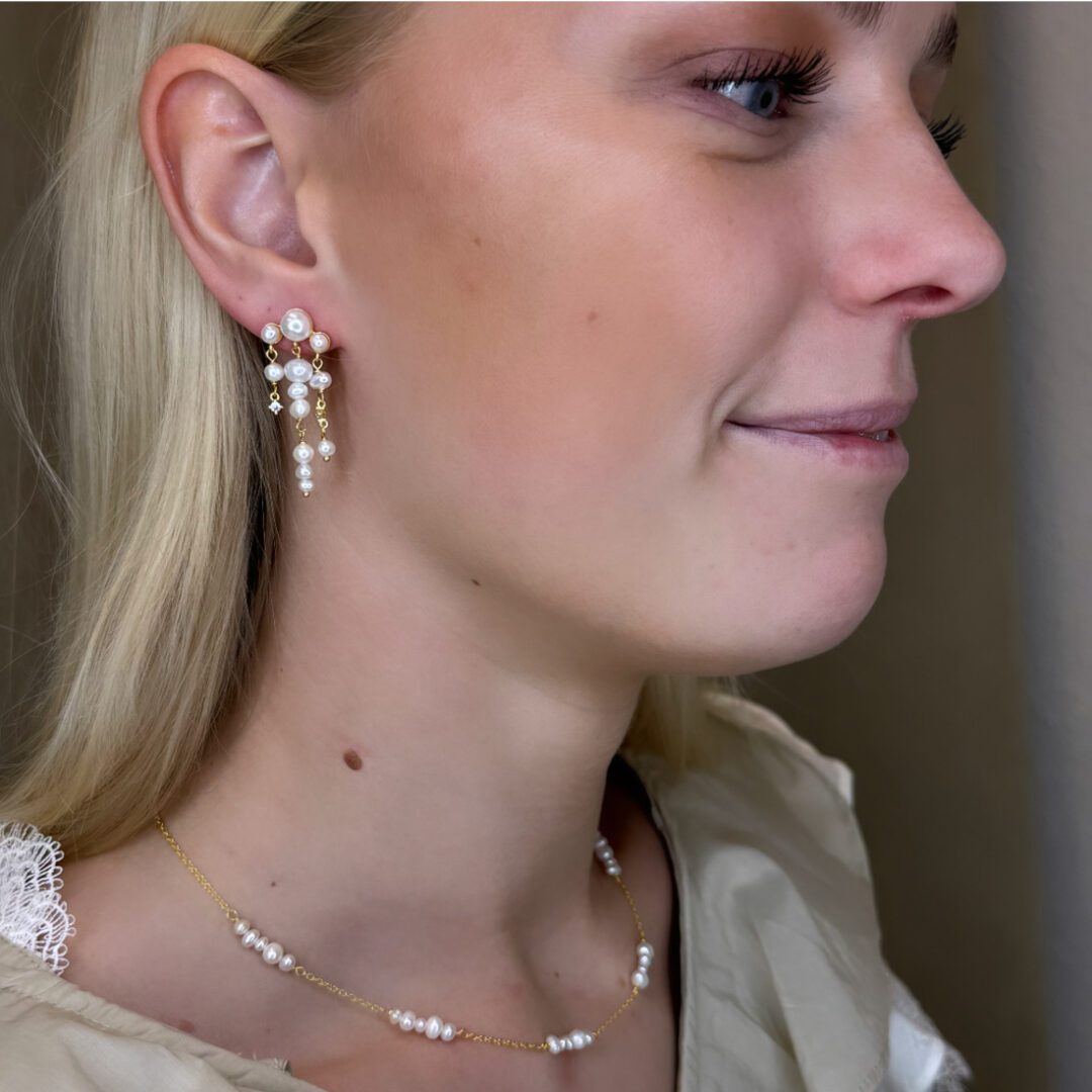 Kumulus mini chandelier fra By Rokkjærs er et par super smukke perle øreringe.