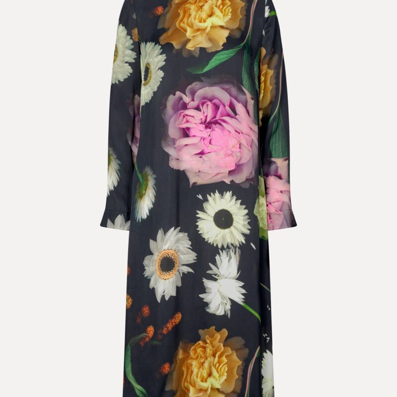 Den smukkeste Millie dress designet med de smukkeste blomster fra Stine Goyas SS24 kollektion.