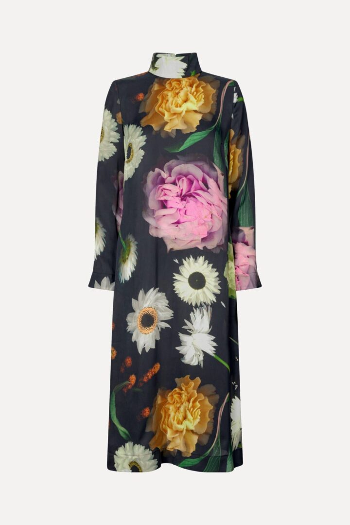 Den smukkeste Millie dress designet med de smukkeste blomster fra Stine Goyas SS24 kollektion.