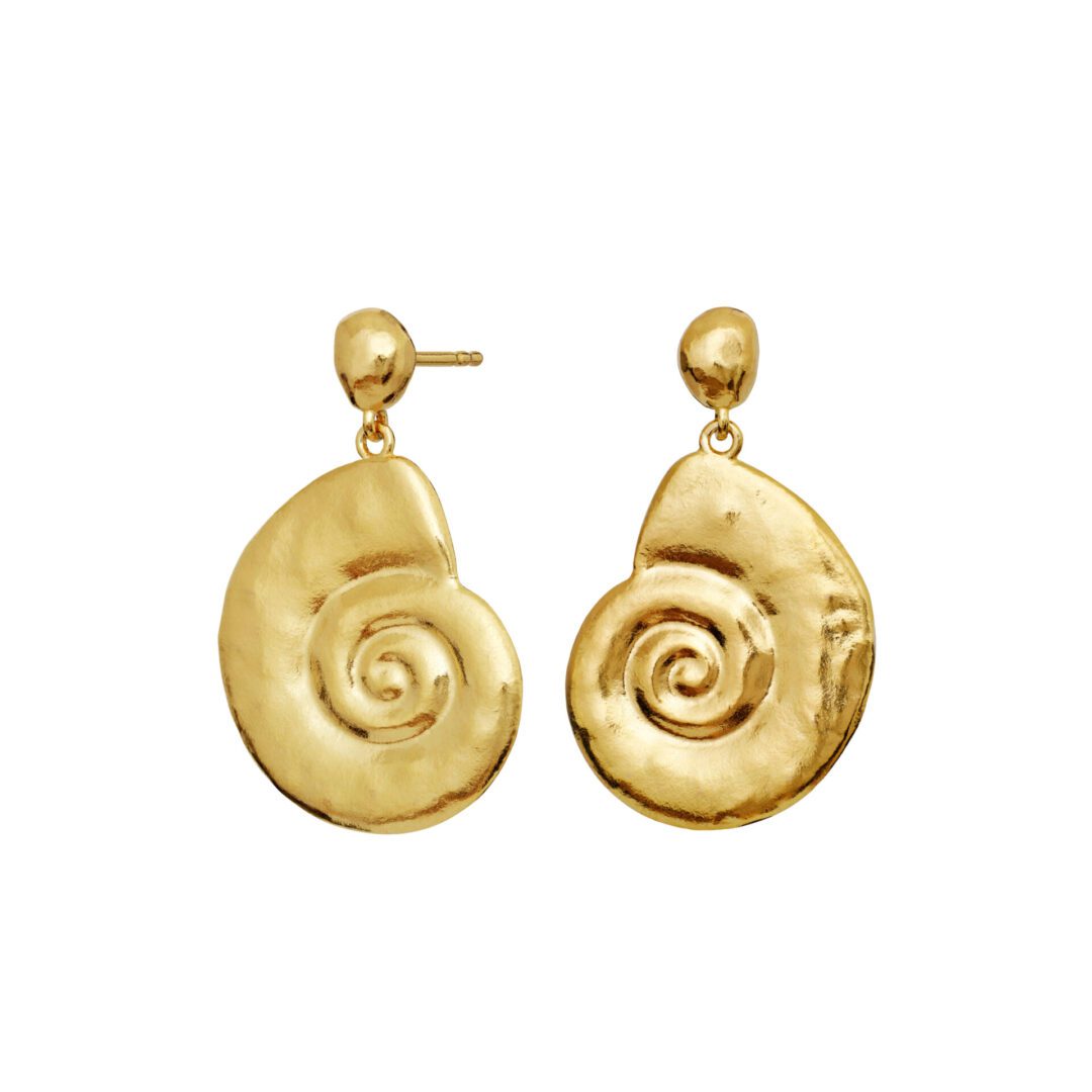 Smukke Malibu øreringe fra Maanesten designet som to organiske søsnegle.