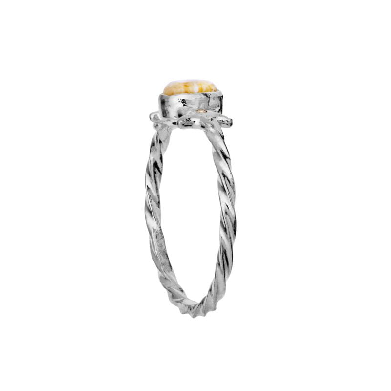 Ula er en super sød og enkelt ring med søstjerner og en fin sten.